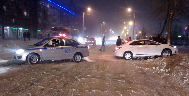 В Кузбассе сотрудники ГИБДД помогли водителям, которые в мороз оказались в трудной ситуации на дороге