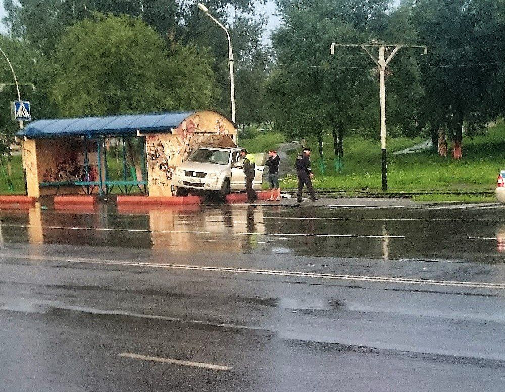 В Прокопьевске автолюбитель протаранил остановку
