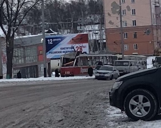 В Прокопьевске автовышка протаранила трамвай