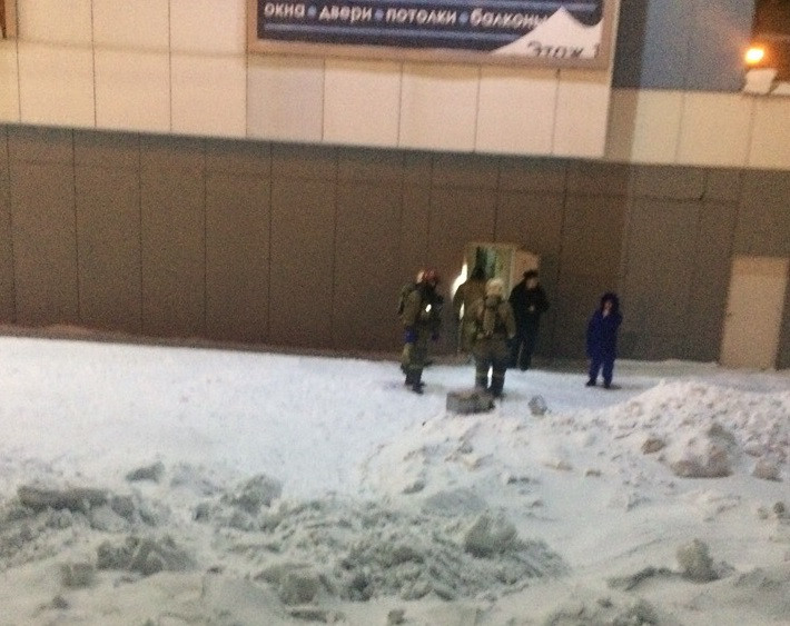 В Прокопьевске пожарные эвакуировали посетителей ТЦ "Чайка"