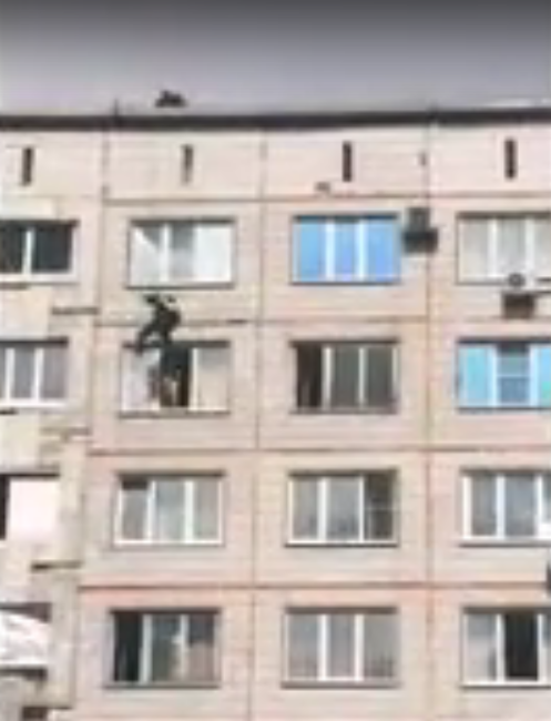 В Кузбассе полиция и спасатели предотвратили падение ребенка из окна  8 этажа (видео)