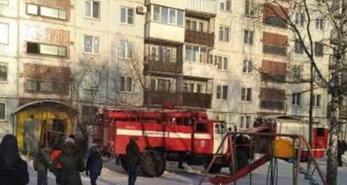 В Кузбассе при пожаре в многоквартирном доме погиб отец с 3-летним сыном