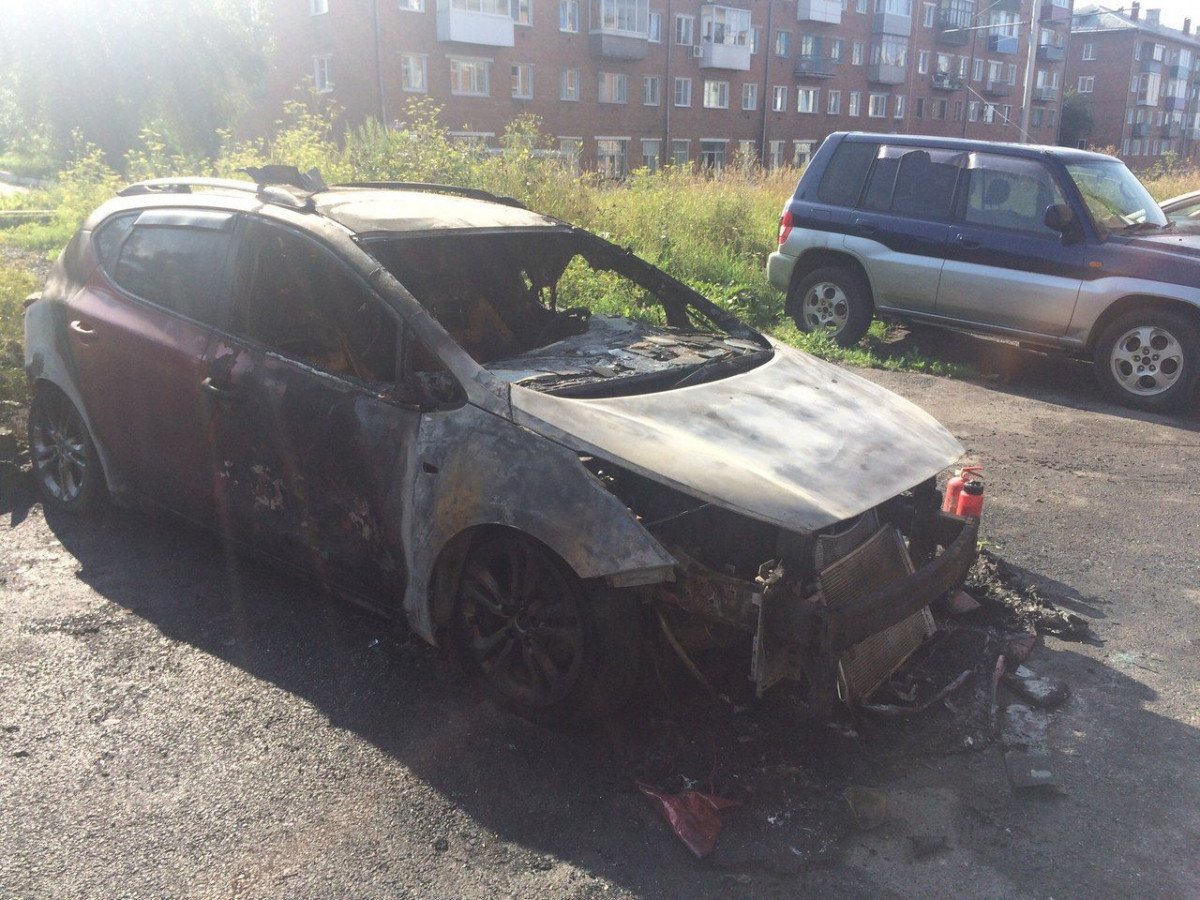 В Прокопьевске ночью сгорели два автомобиля