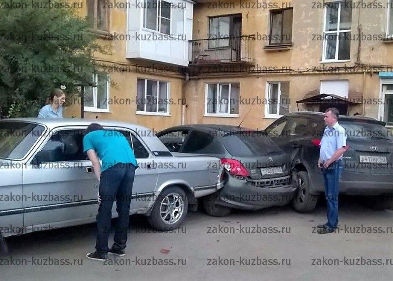 В Кузбассе 14-летний подросток сел за руль и повредил сразу пять автомобилей