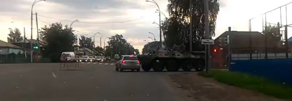 На дороге Кузбасса столкнулись легковушка и... БТР (видео)