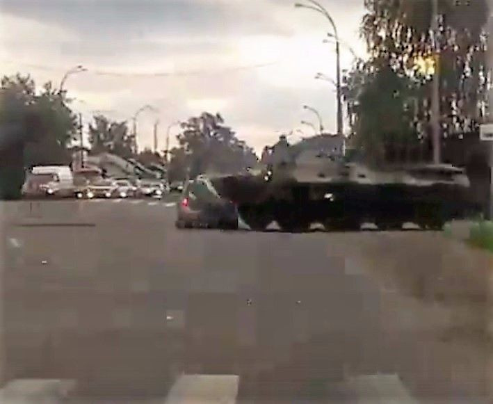 На дороге Кузбасса столкнулись легковушка и... БТР: полиция назвала виновника ДТП