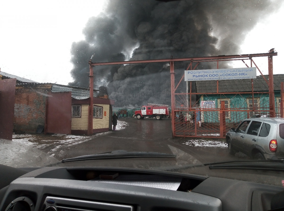 В Прокопьевске пожар на городском рынке тушили 5 подразделений МЧС