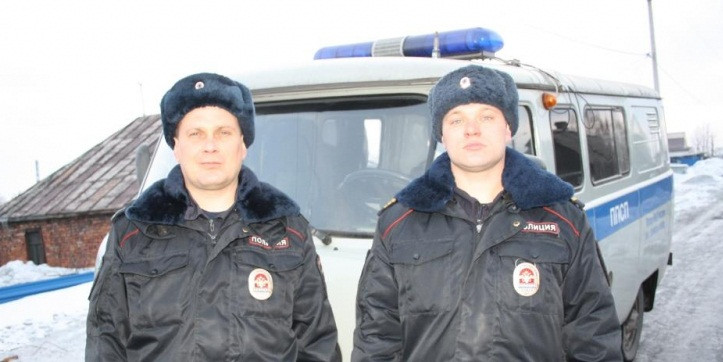 В Прокопьевске сотрудники полиции спасли людей из горящего дома