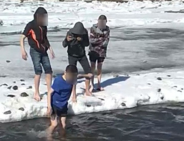 В Кузбассе подростков, развлекающихся на льдине, напугали Андреем Малаховым