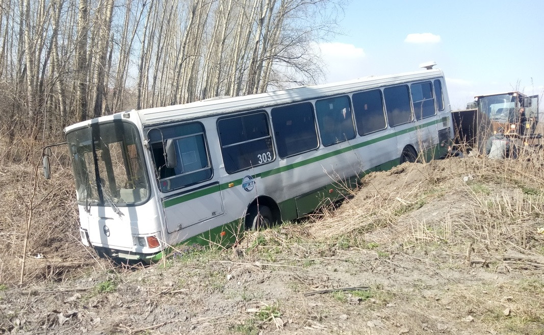 В Кузбассе автобус слетел в кювет