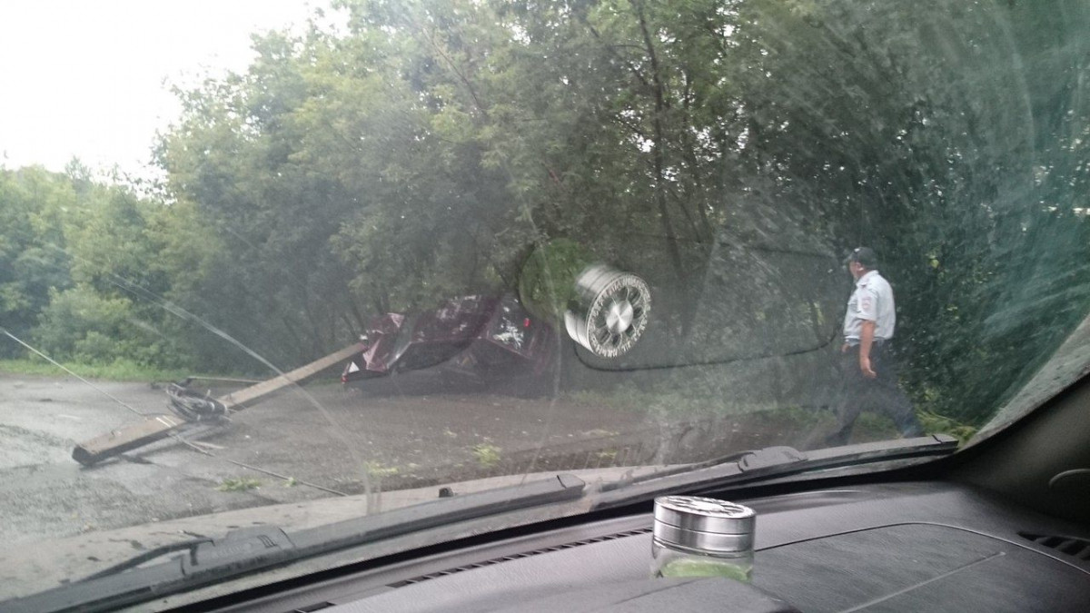 В Прокопьевске опора освещения упала и раздавила автомобиль