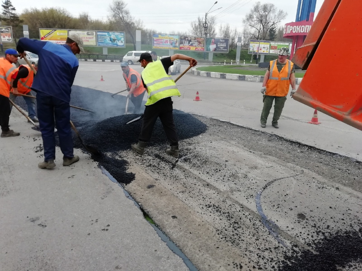 На одной из главных улиц Прокопьевска начался ямочный ремонт