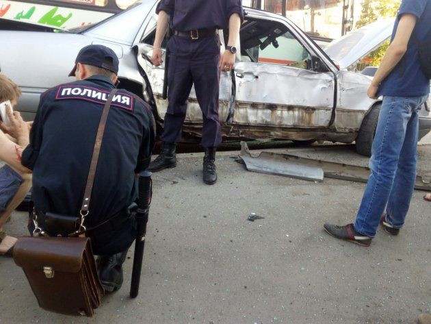 В Кузбассе автомобиль протаранил фонарный столб на автобусной остановке