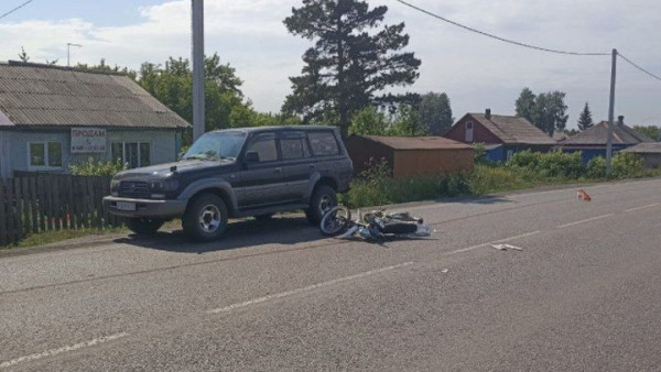 Подросток на мотоцикле въехал в припаркованный Land Cruiser