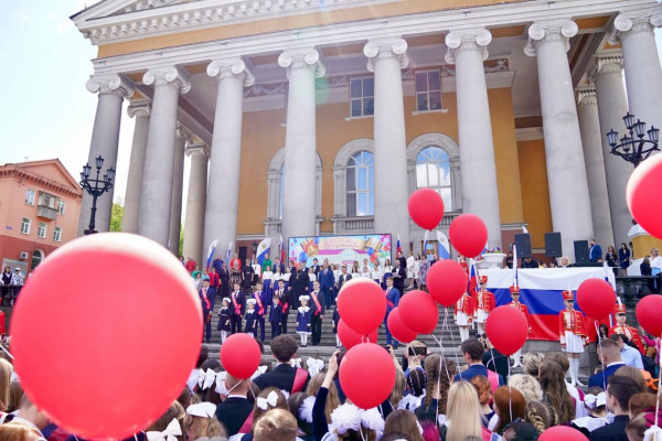 Стали известны даты проведения последних звонков и выпускных вечеров в 2025 году