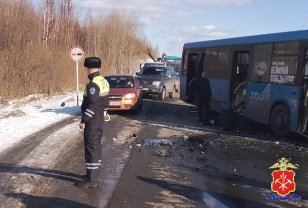 Лоб в лоб. В Кузбассе легковушка столкнулась с пассажирским автобусом