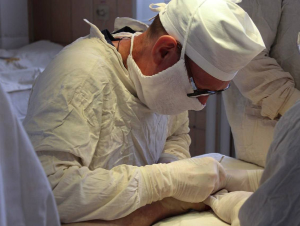 В Прокопьевске хирурги спасли палец мужчины, который получил травму при работе с циркулярной пилой 