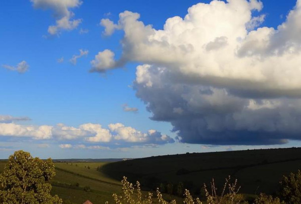 В пятницу небо над Прокопьевском затянут облака, но жара сохранится