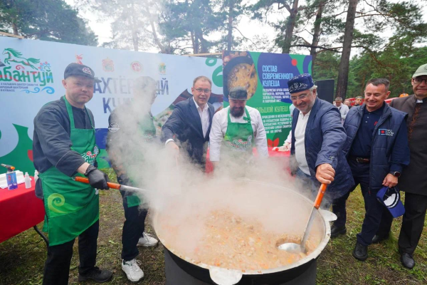В Прокопьевске готовили кулеш, боролись в "Корэш", ели чак-чак