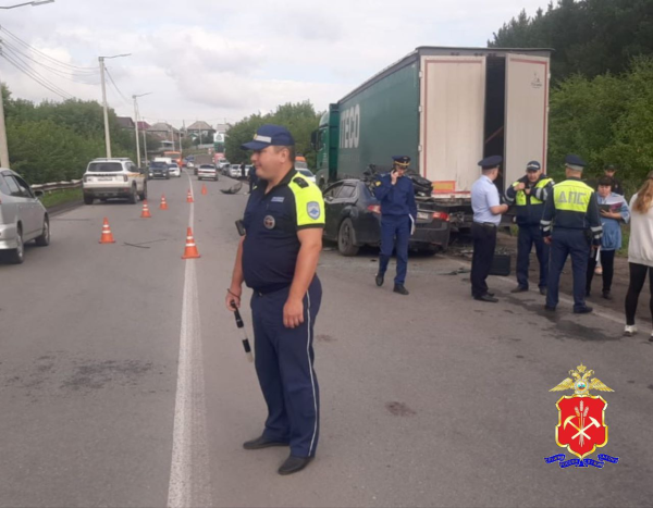 В Кузбассе в столкновении легковушки с КамАЗом погибли пять человек