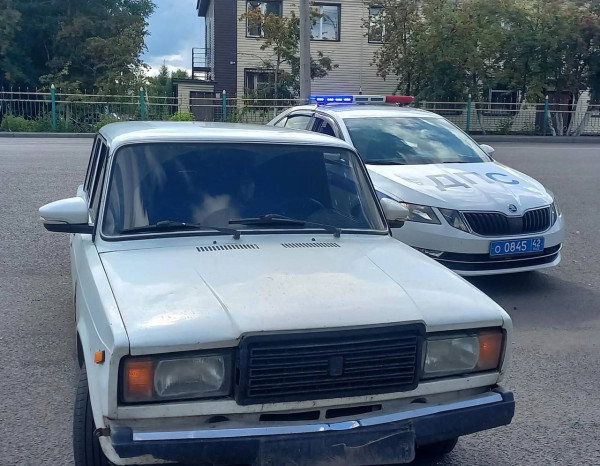 Прокопчанин управлял незарегистрированным, полностью тонированным автомобилем без прав