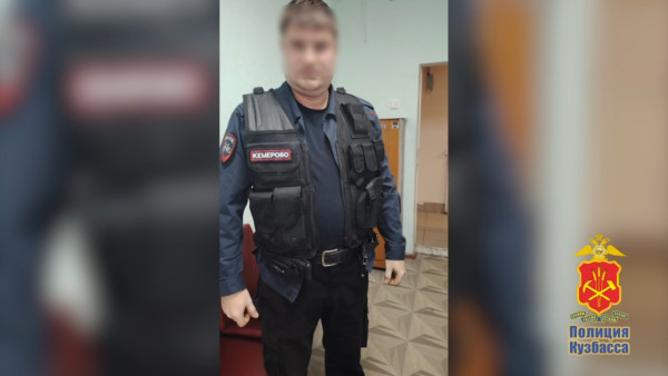 В Кузбассе автослесарь разгуливал по городу в костюме полицейского В Кузбассе автослесарь разгуливал по городу в костюме полицейского