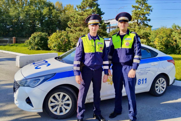 Полицейские помогли доставить в больницу мужчину, который упал на арматуру