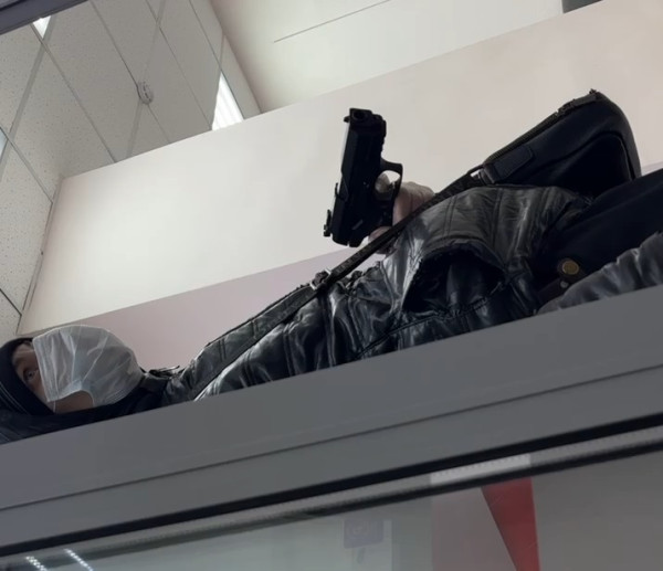 В Кузбассе неизвестный, угрожая пистолетом, ограбил отделение банка В Кузбассе неизвестный, угрожая пистолетом, ограбил отделение банка