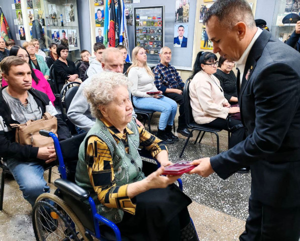 Ордена и Медали вручили семьям погибших на СВО прокопчан-героев Ордена и Медали вручили семьям погибших на СВО прокопчан-героев