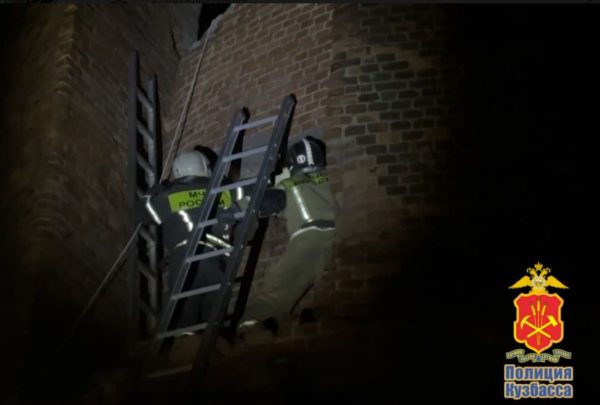 Двое парней забрались в трубу промышленного предприятия и не смогли выбраться