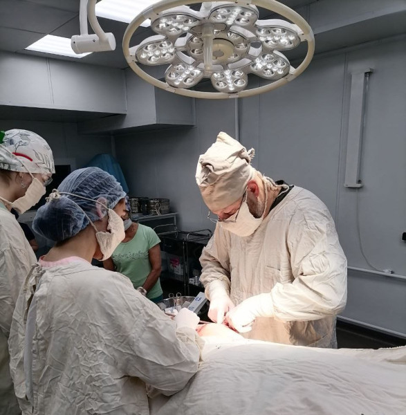 Прокопьевские врачи удалили опухоль весом 1,5 килограмма через 10-сантиметровый разрез