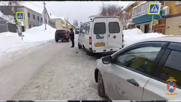 Сотрудники ГАИ помогли водителю спецавтомобиля в поломке колеса