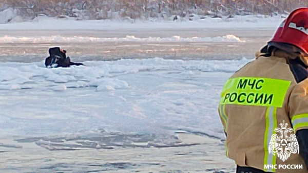 В Кузбассе женщина оказалась на ледяном островке посередине реки В Кузбассе женщина оказалась на ледяном островке посередине реки