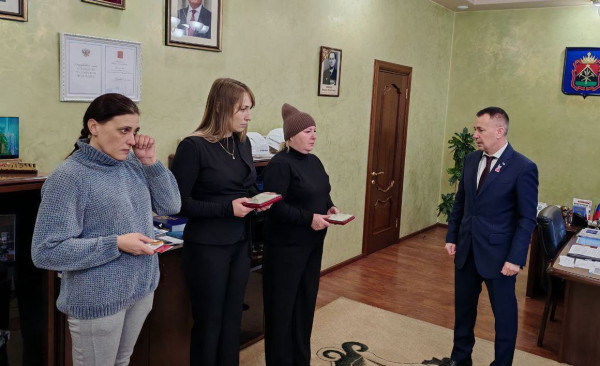 Награды погибших бойцов СВО вручили их семьям