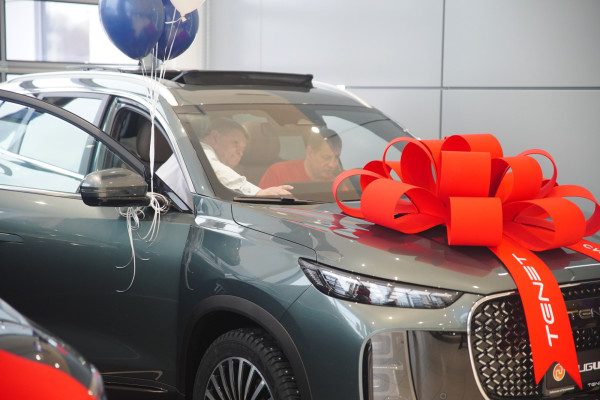 Многодетные семьи Кузбасса получили новые автомобили