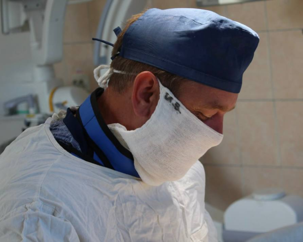 Ребёнок в Прокопьевске рассек сухожилия на руке, когда готовил перекус