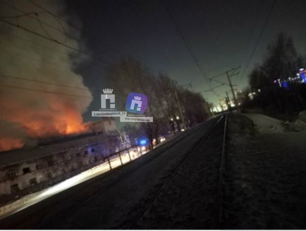 В Прокопьевске горит здание бывшей шахты "Коксовая" В Прокопьевске горит здание бывшей шахты "Коксовая"