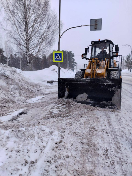 На борьбе с последствиями метели в Прокопьевске задействовано 50 единиц техники На борьбе с последствиями метели в Прокопьевске задействовано 50 единиц техники