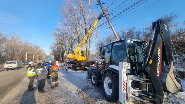 Падающая опора ЛЭП в Прокопьевске парализовала дорожного движение