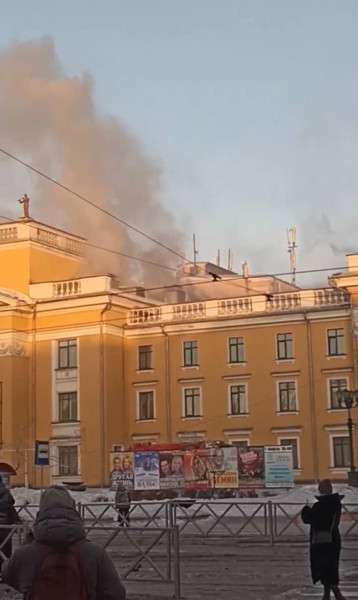 В Новокузнецке горит здание ДК "Алюминщик"