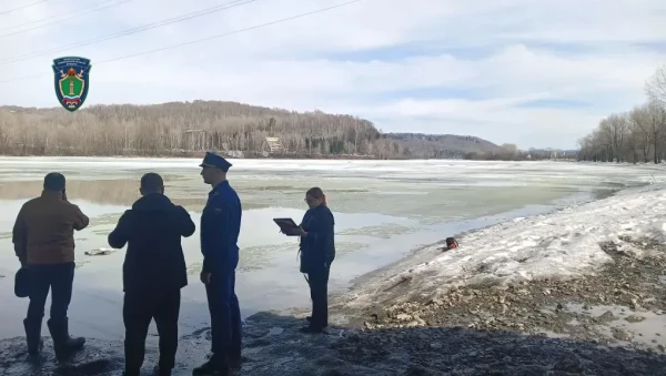 В Кузбассе школьница вышла на реку и провалилась под лёд В Кузбассе школьница вышла на реку и провалилась под лёд