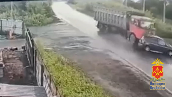 В Прокопьевске водитель отвлекся на шум и столкнулся с большегрузом В Прокопьевске водитель отвлекся на шум и столкнулся с большегрузом