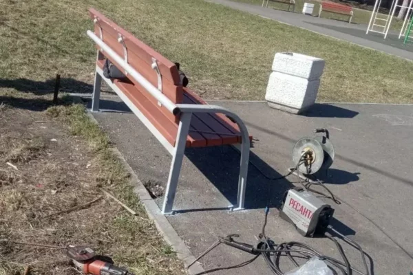 Наказали трудотерапией. В Прокопьевске подростки, сломавшие лавочку, вышли на субботник