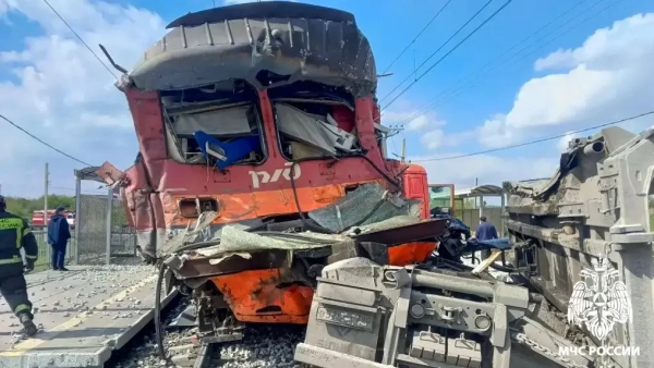 В Кузбассе электропоезд протаранил грузовик. Трое пострадали В Кузбассе электропоезд протаранил грузовик. Трое пострадали