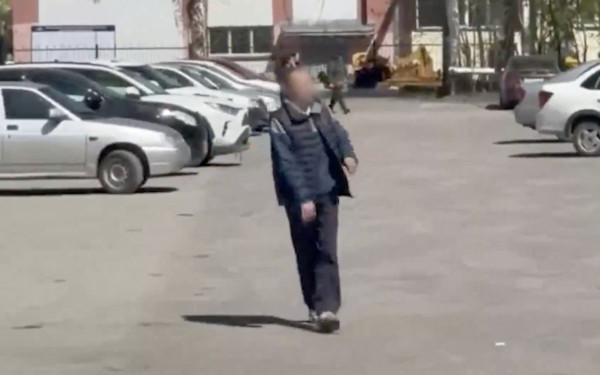 Опьянённый не понятно чем прокопчанин разнёс чужие автомобили Опьянённый не понятно чем прокопчанин разнёс чужие автомобили