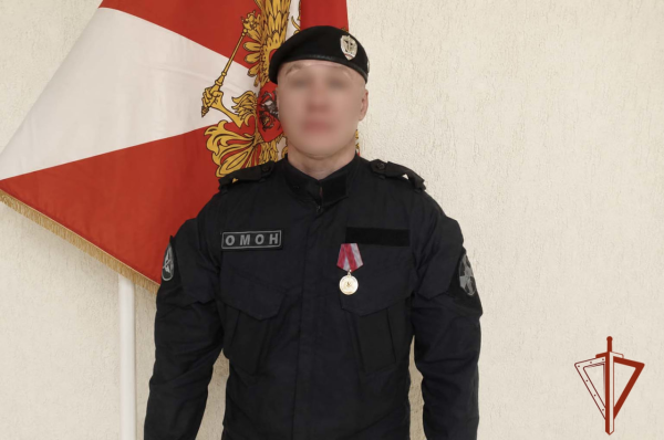 В Прокопьевске боец ОМОНа спас мужчину из огня