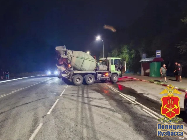 В Кузбассе бетономешалка протаранила автобус с 50 пассажирами В Кузбассе бетономешалка протаранила автобус с 50 пассажирами