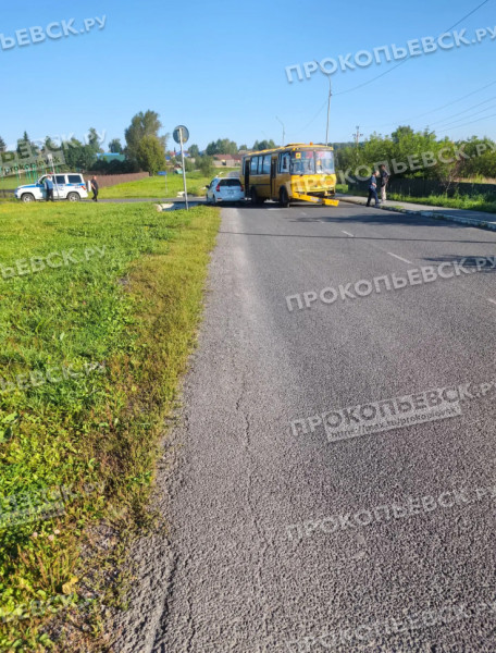 В Прокопьевском районе школьный автобус попал в ДТП В Прокопьевском районе школьный автобус попал в ДТП