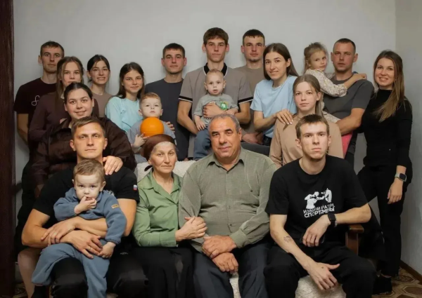 Жительница Кузбасса Лариса Хуголь удостоена звания «Мать‑героиня»