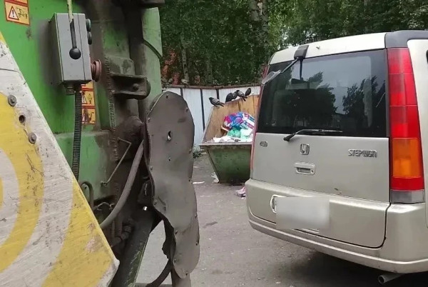 Из‑за припаркованных машин срывается вывоз мусора Из‑за припаркованных машин срывается вывоз мусора